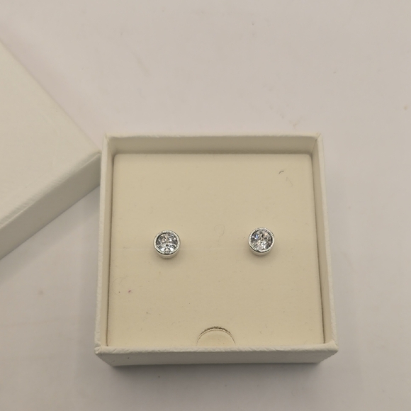 New 100% Authentic SWAROVSKI Silver White Crystal Imber Stud Earrings - Picture 1 of 3